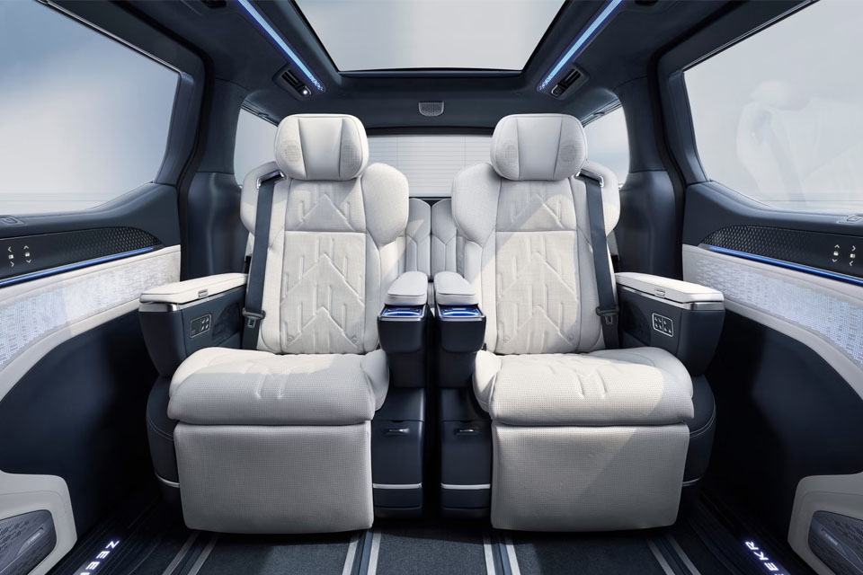 Middle row seats in a Zeekr 009