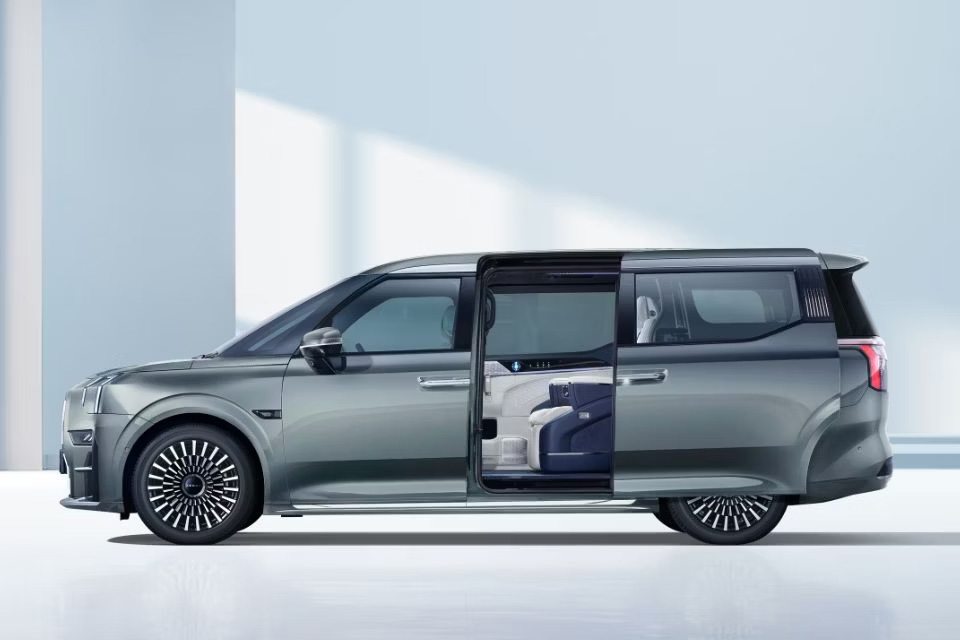 Side profile of a MPV withe the side door open