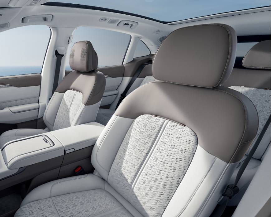 Close up of white leather upholstery in a Zeekr 7x SUV