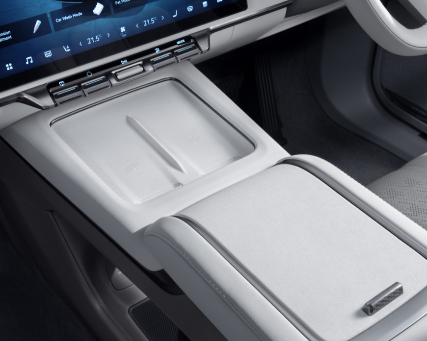 Center console charging ports in a Zeekr