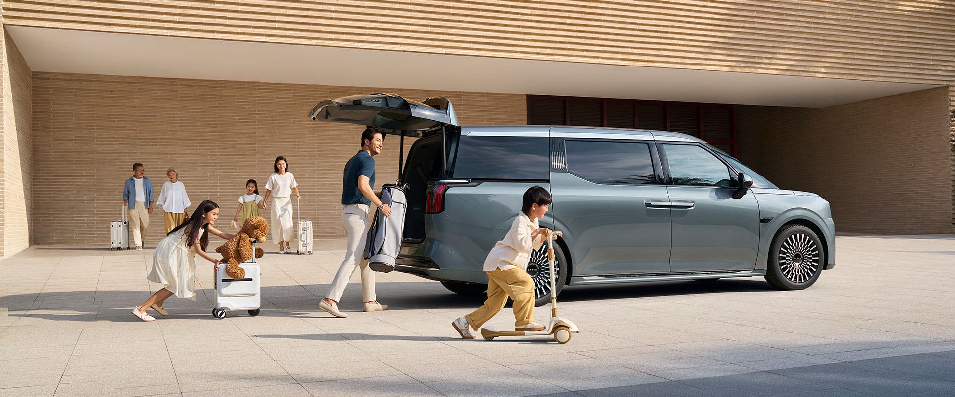 A family with their Zeekr 009 luxury MPV