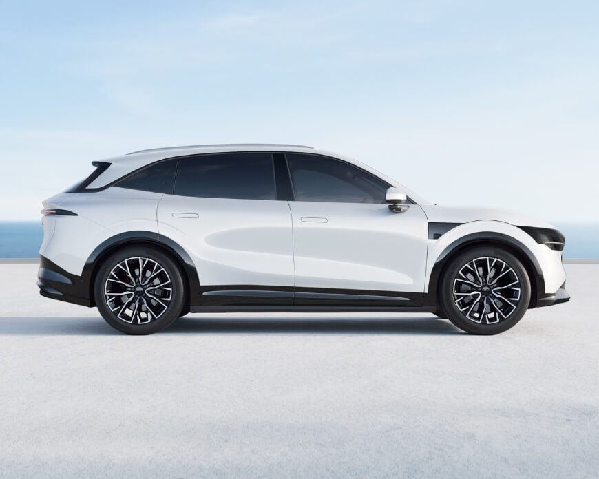Side profile of a white Zeekr 7x EV